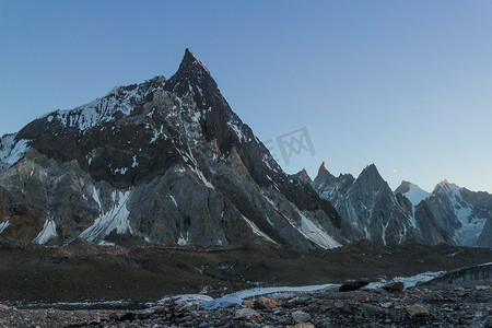 喀喇昆仑山脉的米特雷峰，从巴基斯坦 K2 K2 大本营的 Concordia 营地欣赏日落美景。