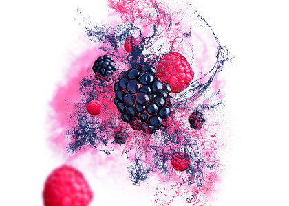 蓝莓落摄影照片_覆盆子和黑莓从空中落下的白色背景与果汁。
