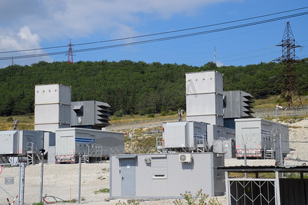 变电站设备、变压器和电线杆。