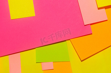 小麻薯贴纸摄影照片_Colorfur 不同颜色的办公室贴纸在白板上。