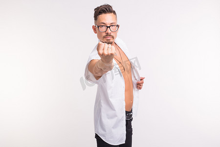 人、情感和手势概念 — 身穿白衬衫的帅哥在白色背景上展示拳头，并有复制空间