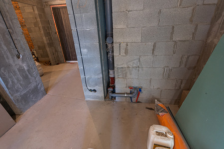 安装石膏板金属框架 — 干墙 — 用于在公寓中制作石膏墙的工作过程正在建设、改建、翻新、扩建、修复和重建中