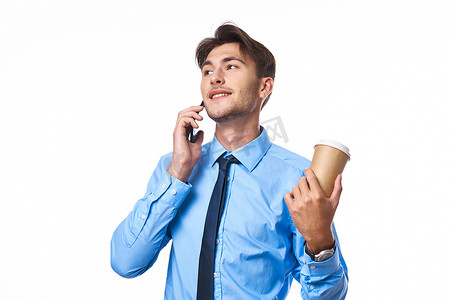穿衬衫、打领带的男人打电话交流一杯咖啡工作室的生活方式