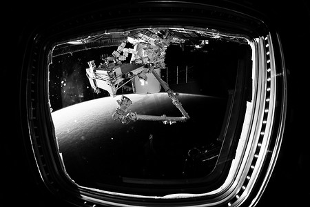 人龙传说摄影照片_SpaceX 载人龙飞船与空间站对接。