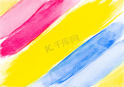 墨水笔画摄影照片_白坝上的红黄色和蓝色抽象水彩笔描边