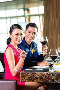 叉出去摄影照片_亚洲夫妇在餐厅吃饭的肖像