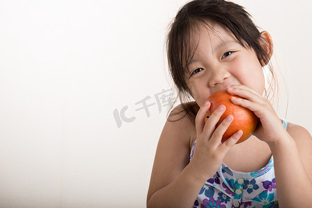 拿着苹果的孩子/拿着苹果背景的孩子
