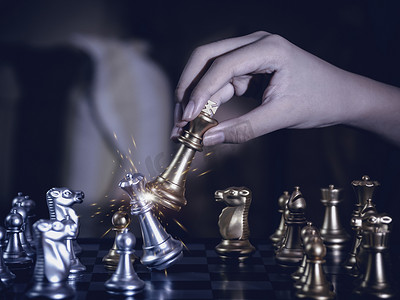 手商人移动金骑士国际象棋战斗银骑士与火火花国际象棋棋盘上的国际象棋在比赛中取得成功。