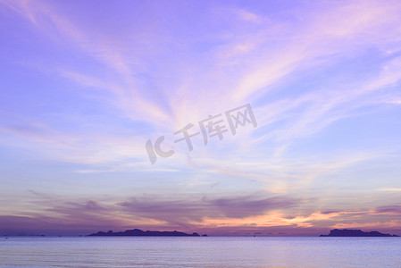 夏季海景甜紫海天白色黄色背景