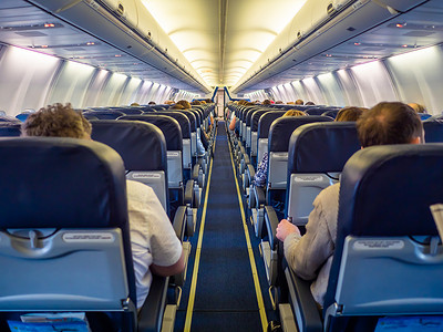飞行期间载有乘客的沙龙飞机。
