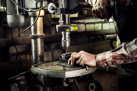 铁匠钻工件，小企业 — 工艺人