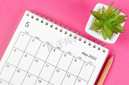 2022 年 5 月台历，粉红色背景铅笔。
