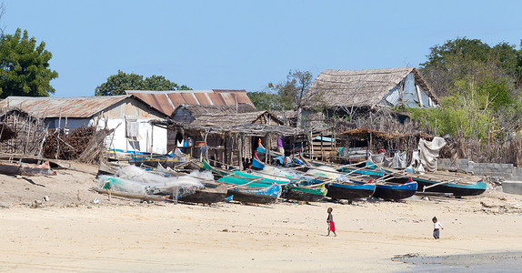 2019年8月2日，马达加斯加伊法蒂 — 海滩上的渔船