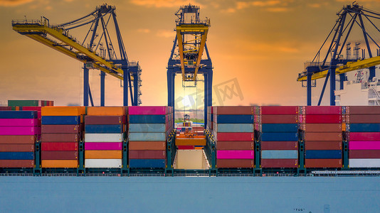 工业集装箱物流卸进出口集装箱码头、集装箱船用码头起重机运载集装箱、全球商业货物货运物流在全球范围内。