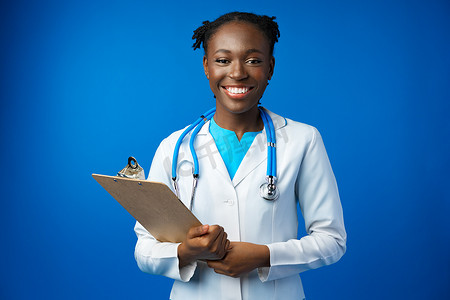蓝色工作室带剪贴板的快乐非洲医学实习女医生肖像