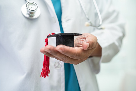 亚洲医生在医院病房学习毕业差距帽，聪明聪明的天才教育医学理念。