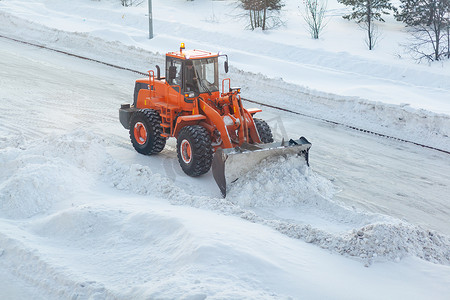 冬季从雪中清洁和清洁城市道路