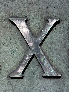 文字错乱摄影照片_发现字母 X 的不良状态排版中的书面文字