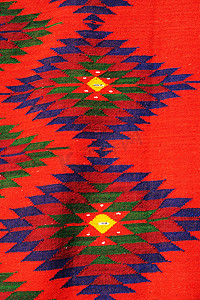 带有保加利亚装饰品的红色纺织地毯碎片