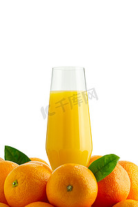 在玻璃橙色果子的新鲜的橙汁，隔绝在白色。