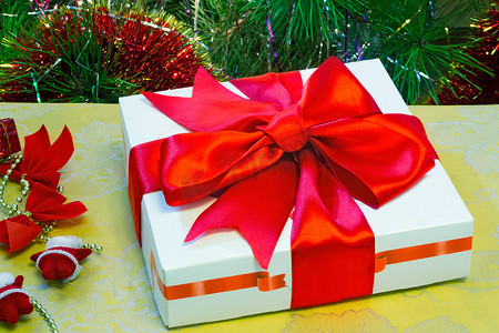 包装精美的圣诞节礼物和装饰好的枞树。