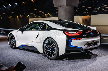 宝马i8摄影照片_法兰克福-2015 年 9 月：BMW i8 在 IAA 国际汽车展上展出