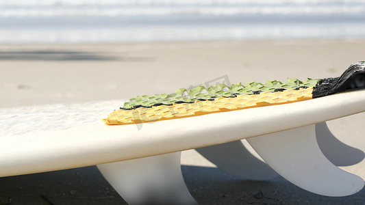 沙滩冲浪板摄影照片_用于冲浪的冲浪板位于美国加利福尼亚海岸的沙滩上。
