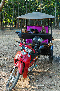 亚洲人力车出租车在柬埔寨吴哥窟嘟嘟车