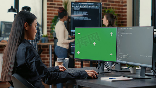 亚洲程序员在电脑前用绿屏色度键模型编写代码