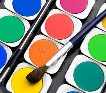 水彩圆点摄影照片_一套带有彩色颜料的多彩多姿的水彩画笔