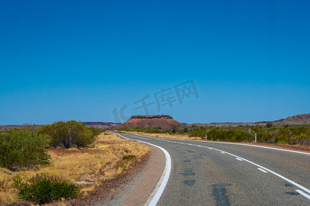 卡里姆摄影照片_西澳大利亚通往卡里吉尼国家公园的空路后面的山