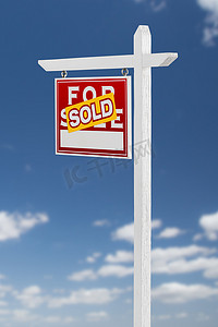 房地产蓝色广告摄影照片_左面出售房地产标志在蓝天上与 Cl