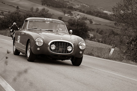 法拉利 212 INTER EUROPA 1953 在一辆旧赛车上参加 2020 年意大利著名历史赛事 Mille Miglia 拉力赛（1927-1957 年）