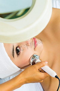 离子通道摄影照片_亚洲女性在水疗中心接受面部护理