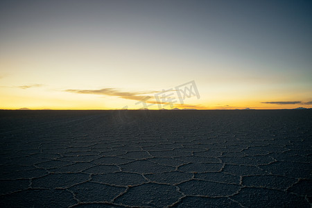 Salar de Uyuni，盐湖，是世界上最大的盐沼，altiplano，玻利维亚，南美洲，日落。