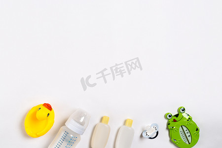 在白色背景上用鸭子洗澡的婴儿配件。