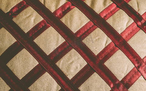 十字交叉摄影照片_关闭红色织物亚麻布纺织品的丝绸或缎子织物背景摘要，具有十字交叉对角图案，适合任何场合。