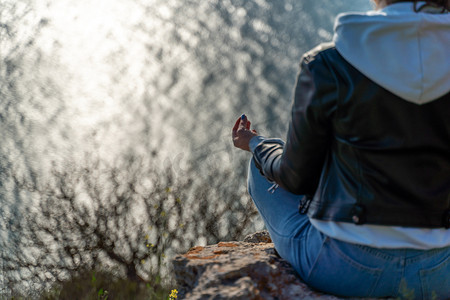 瑜伽、手势和健康的生活方式概念 — 冥想瑜伽女人的手在海上日落背景下展示 gyan mudra