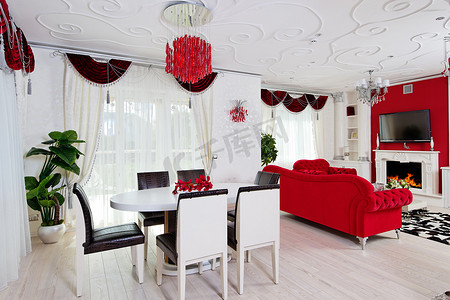 白色和红色的古典客厅内部与晚餐