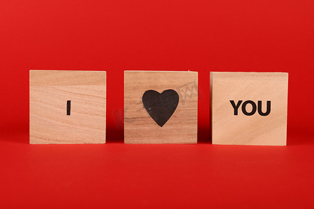 红色的木立方体上写着“我爱你”的话