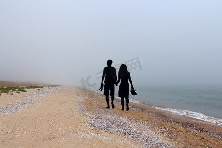 浪漫的情侣在海滩上散步