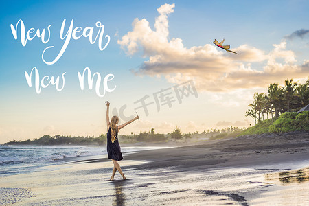 新横幅摄影照片_新年新我概念 一位年轻女子在海滩上放风筝。