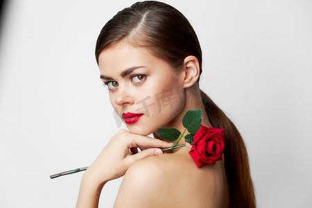 捧花的女人摄影照片_裸肩手捧玫瑰的女人魅力模型