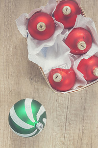 vin的木篮顶视图中的圣诞球红色和绿色