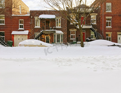 有砖砌建筑的雪城市街道