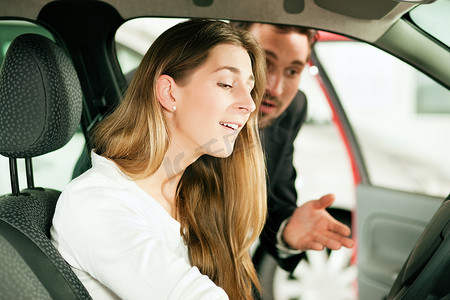 女人从销售人员那里买车