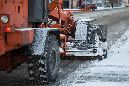 拖拉机从雪中清理道路。
