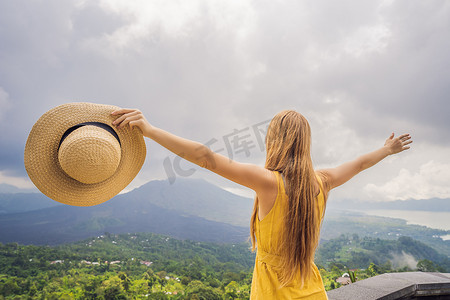 女游客看着巴图尔火山。