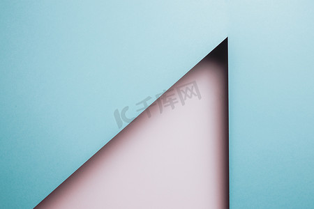 抽象粉色和蓝色纸几何构图背景，极简主义阴影，复制空间。