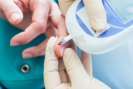 护士用工具检测女性糖尿病患者的血糖水平